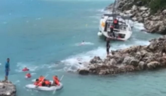 Κυκλώνας Ζορμπάς: Καρέ καρέ η διάσωση επιβατών ιστιοφόρου που παραδόθηκε στα κύματα (βίντεο)